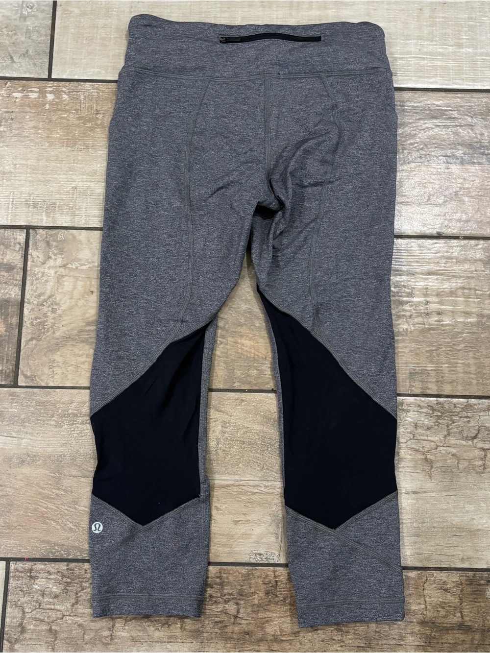Lululemon grey leggings with black accents women’s Size 6